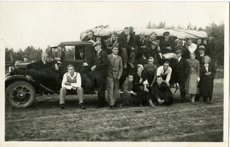 Kuressaare Töölisspordi Ühingu jalgpallimeeskond enne väljasõitu Mustjalga