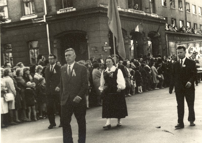 Saarlaste kolonni pea 1965.a. üldlaulupeo rongkäigus Tallinnas.