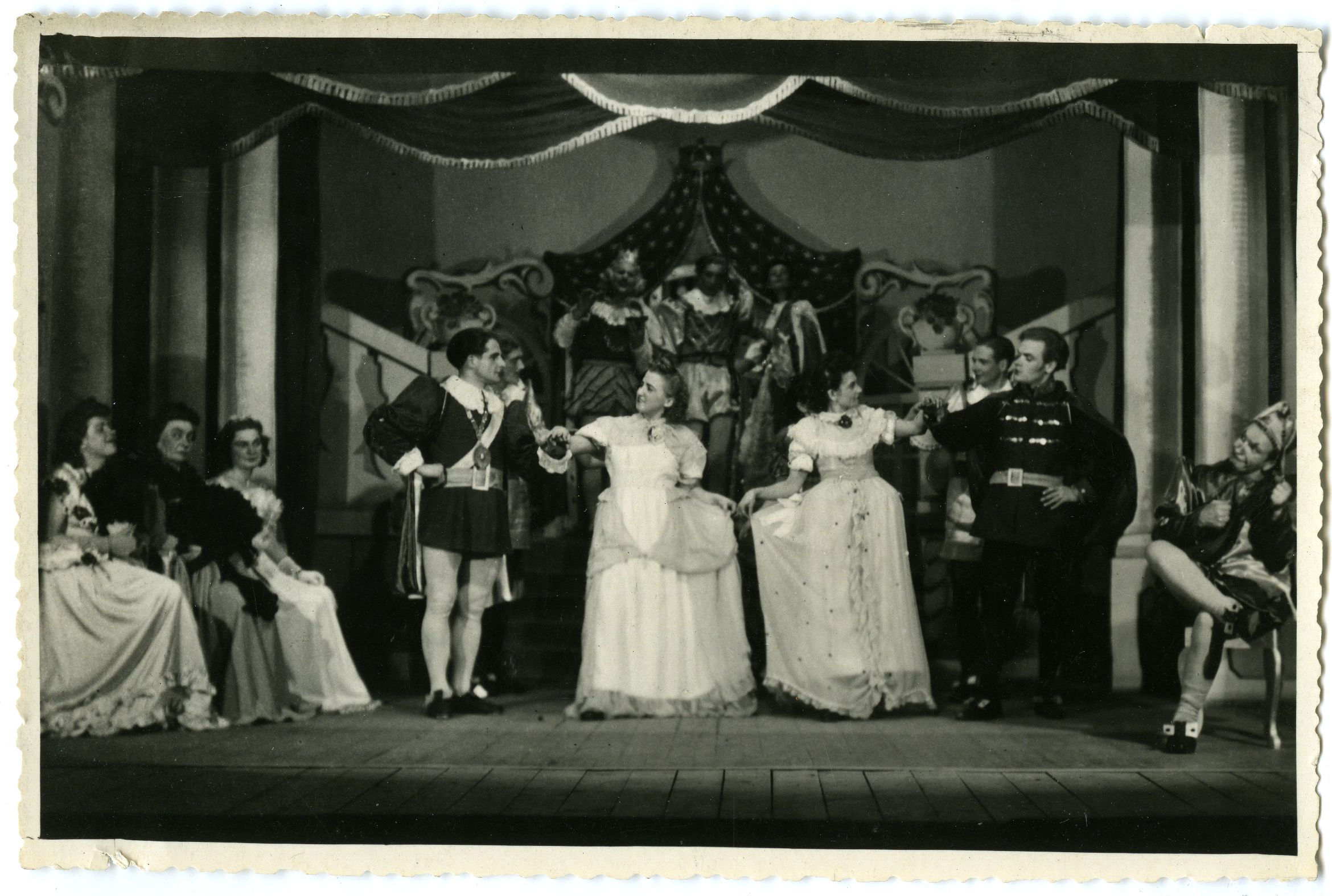 Kuressaare teater, stseen lavastusest "Kristallkingake"
