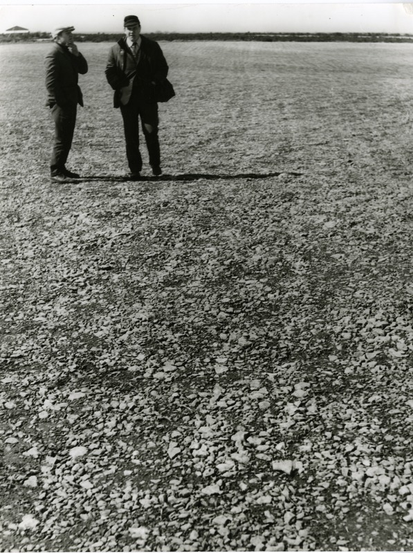 Põllumajandusvalitsuse tehnika järelevalve peainspektor Enn Pantalon ja Lümanda sovhoosi agronoom põllul