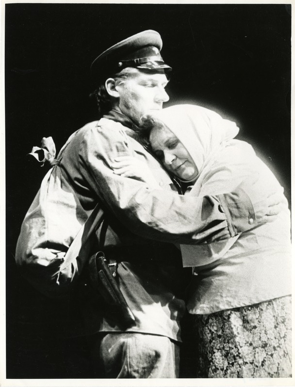 Saaremaa Rahvateater: stseen lavastusest Koidikud on siin vaiksed