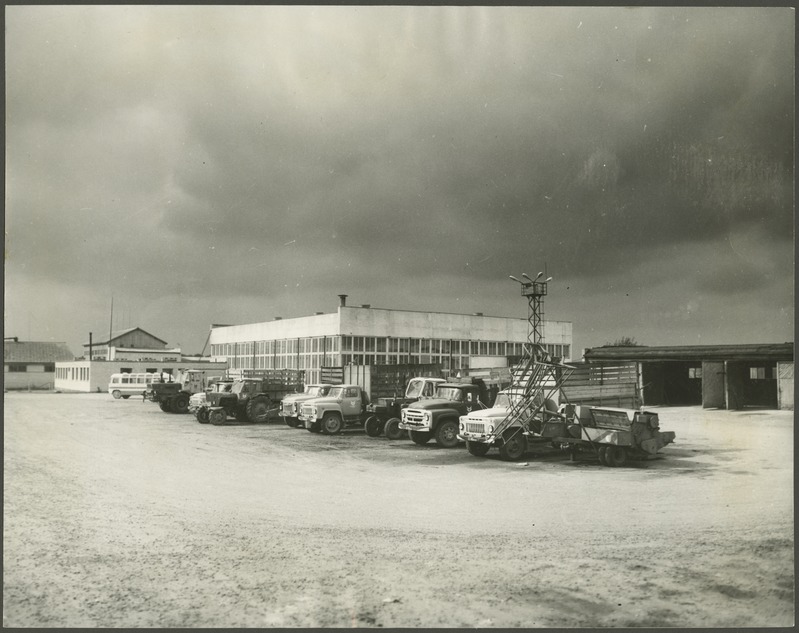 Karja sovhoosi remonditöökoda. Hoovis tehnika.