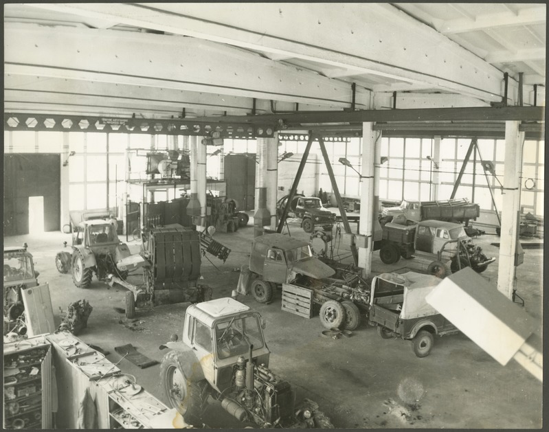 Karja sovhoosi remondihalli sisevaade. Hallis remonditav tehnika.