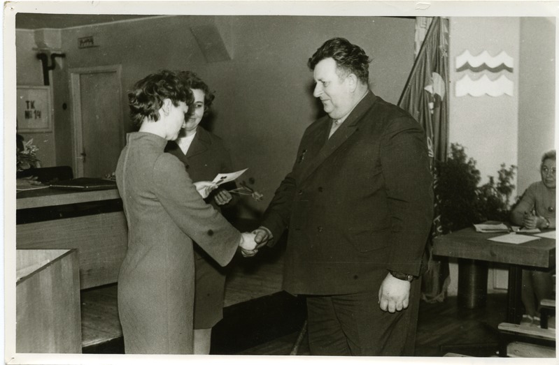 Sotsialistliku võistluse rinnamärgi üleandmine ettevõttes Varma