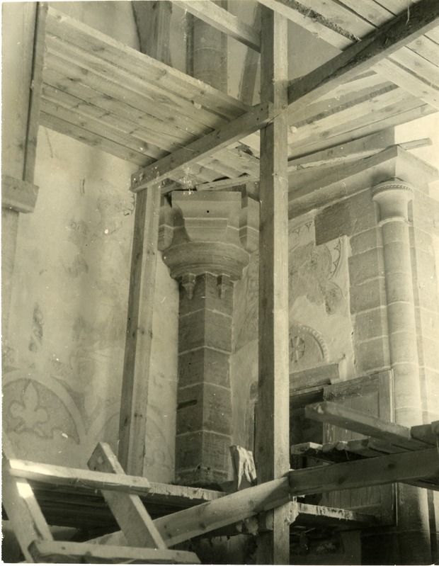 Seinamaalide puhastamine Kaarma kiriku põhjaseinal Ajapaik