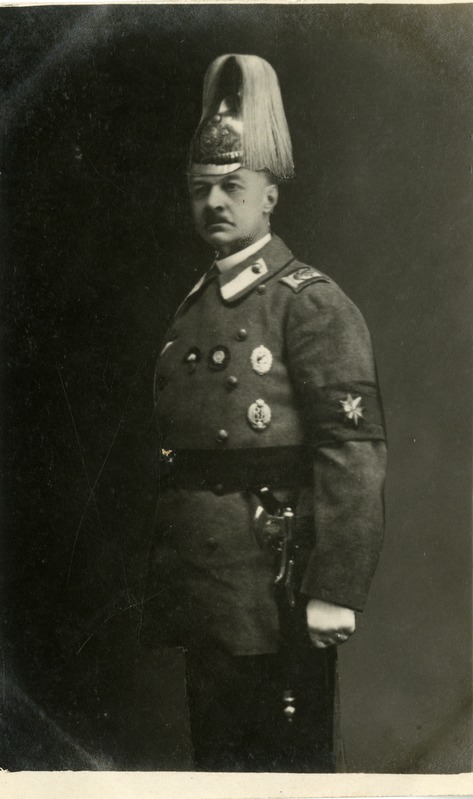 Viktor Friedrich Lange: 3/4- portree. VTÜ juhatuse esimees 1921-1927. a., kaupluse omanik. 1927. a.