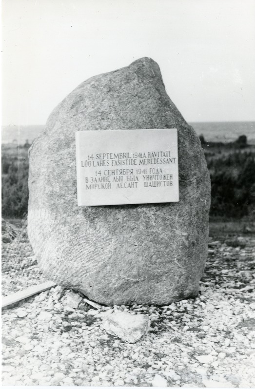 Mälestuskivi tahvliga Lõu lahe ääres, kus 14. septembril 1941. a. hävitati Fašistide meredessant. Salme v.