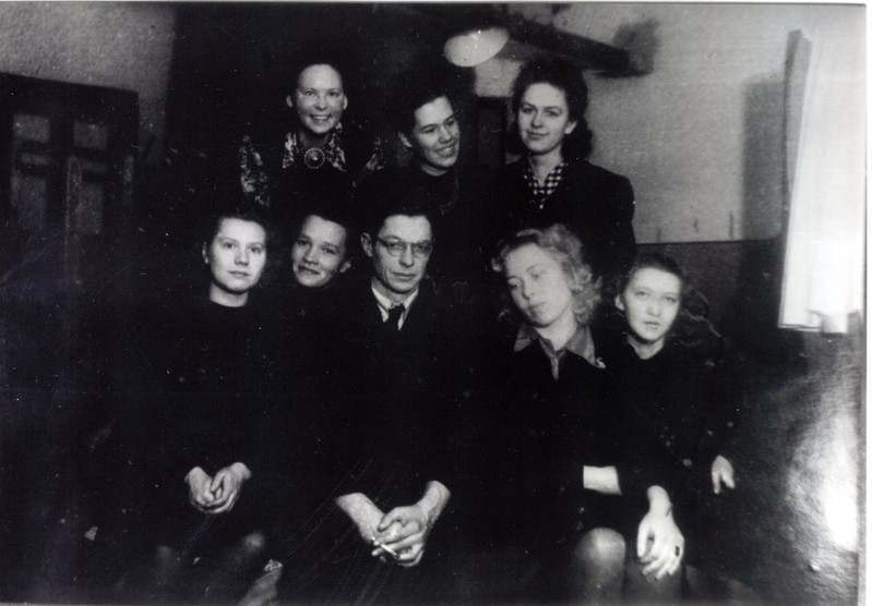 Eerik Haamer oma õpilastega Tallinna Rakenduskunsti Koolis