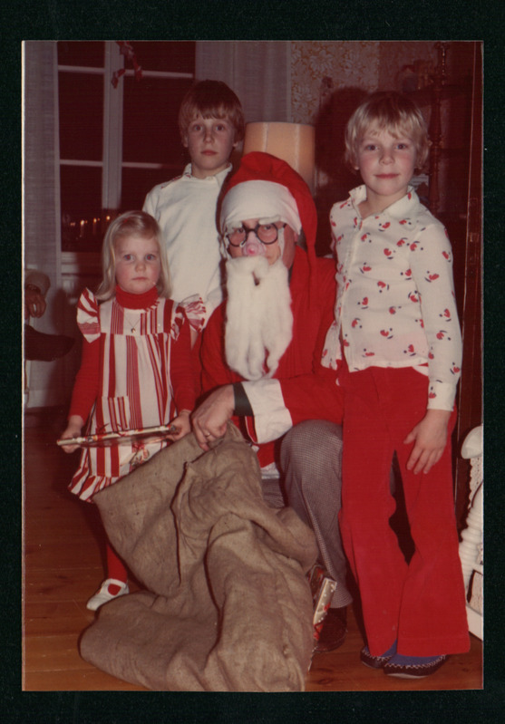 Jõuluvana Gustav Ränk koos lastelastega