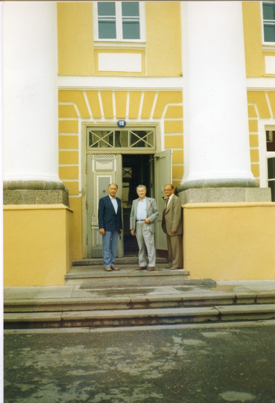 Gustav Ränk, Lembit Krumm ja Jüri Linnus Tartu Ülikooli ukse ees
