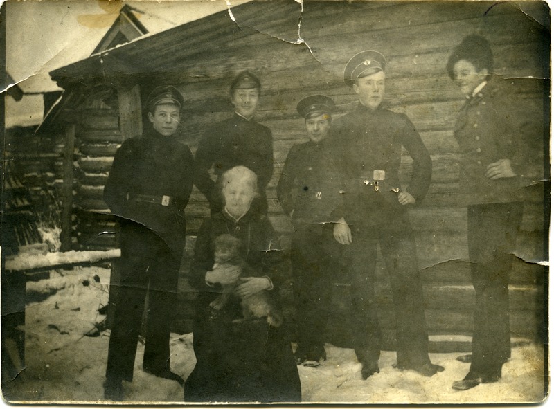 Grupp evakueeritud Kuressaare gümnaasiumi õpilasi 1916/17. õppeaastal Danilovis oma elukoha ees,...