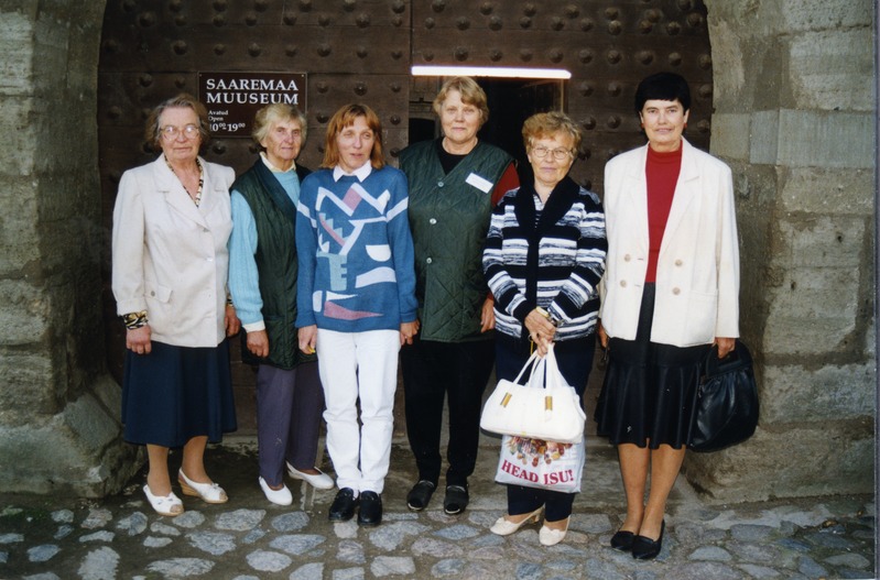 Grupp Saaremaa Muuseumi saalijärelevaatajaid