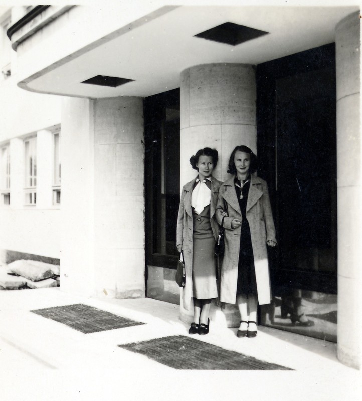 Marta ja Helene Kukk uue algkoolihoone ees