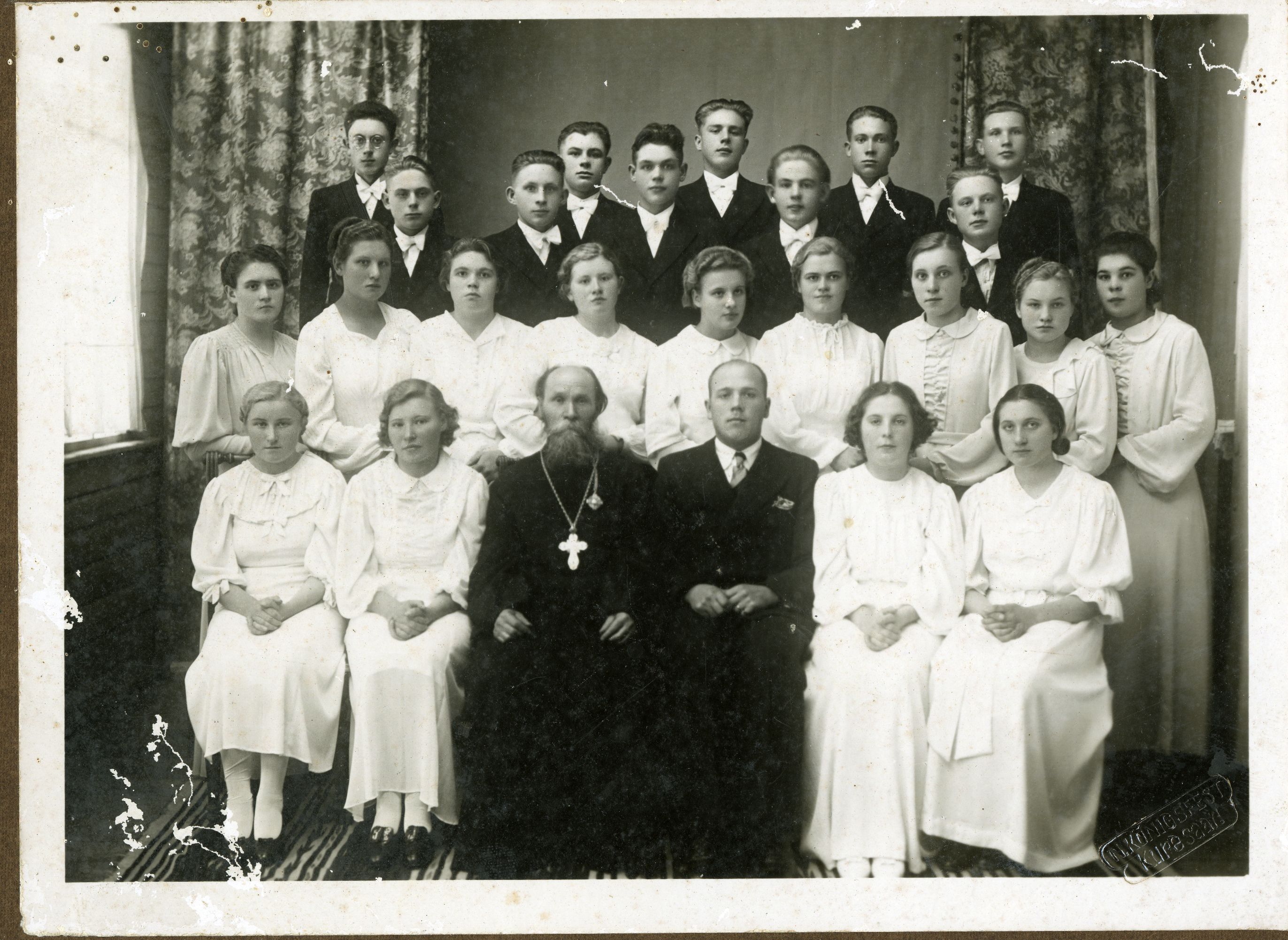 Kuressaare Püha Nikolai kiriku leerilapsed