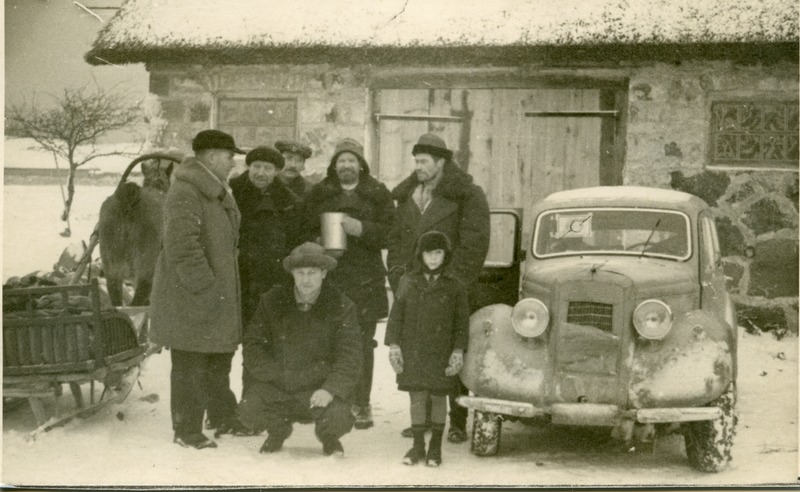 Kaptennmajor Mihkel Kõvamees 1944.a. kevad-talvel Muhus Lumiste talu õues oma autoga tuttavatel muhulastel külas
