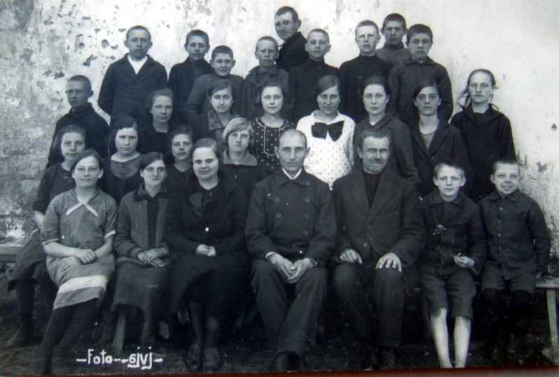 Anseküla algkooli õpilased ja õpetajad