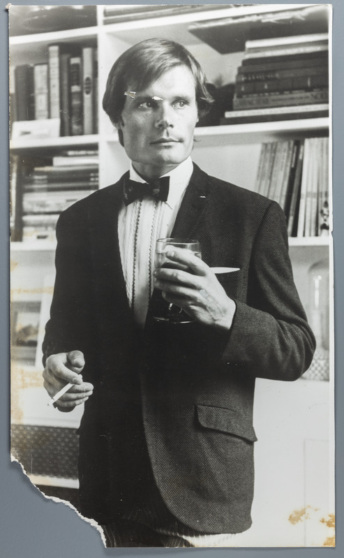 Aaren Rikas sigareti ja pokaaliga