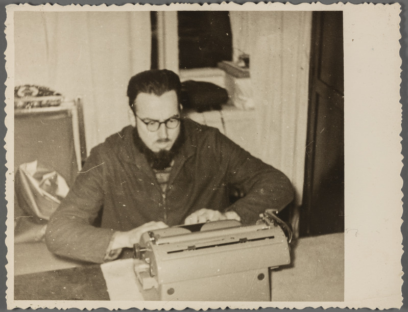 Saaremaa muuseumi bioloog Heino Reila kirjutusmasina taga