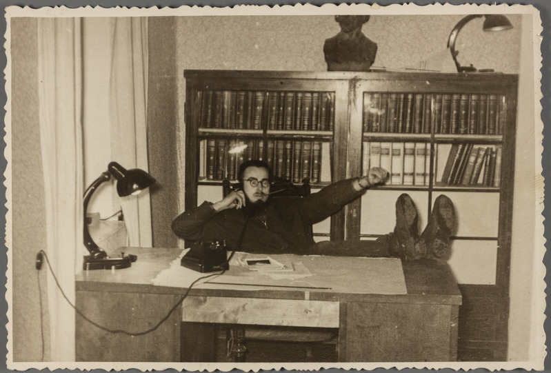 Saaremaa muuseumi bioloog Heino Reila töölaua taga