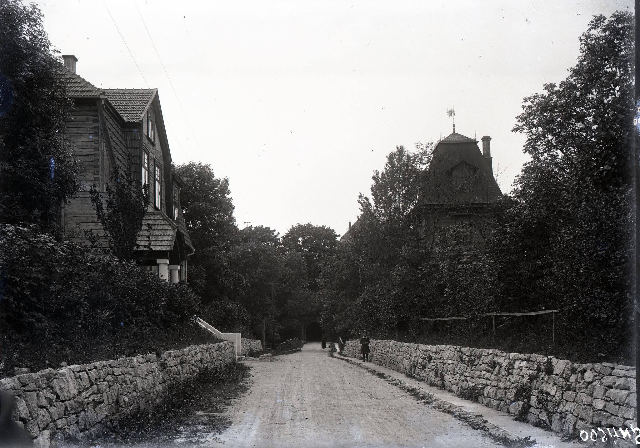 Kuressaare linnusesse viiv tee - paremal ja vaskul Ekesparre majad