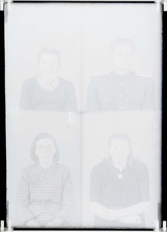 Liitklaasnegatiiv: kolm naise ja üks mehe portree