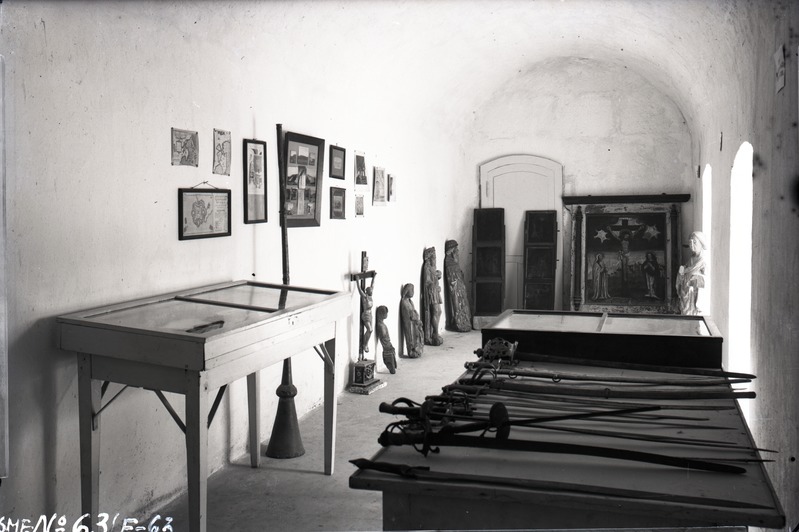 Saaremaa Muuseumi püsiekspositsioon: relvad, puuskulptuurid, Anseküla kiriku altarimaal