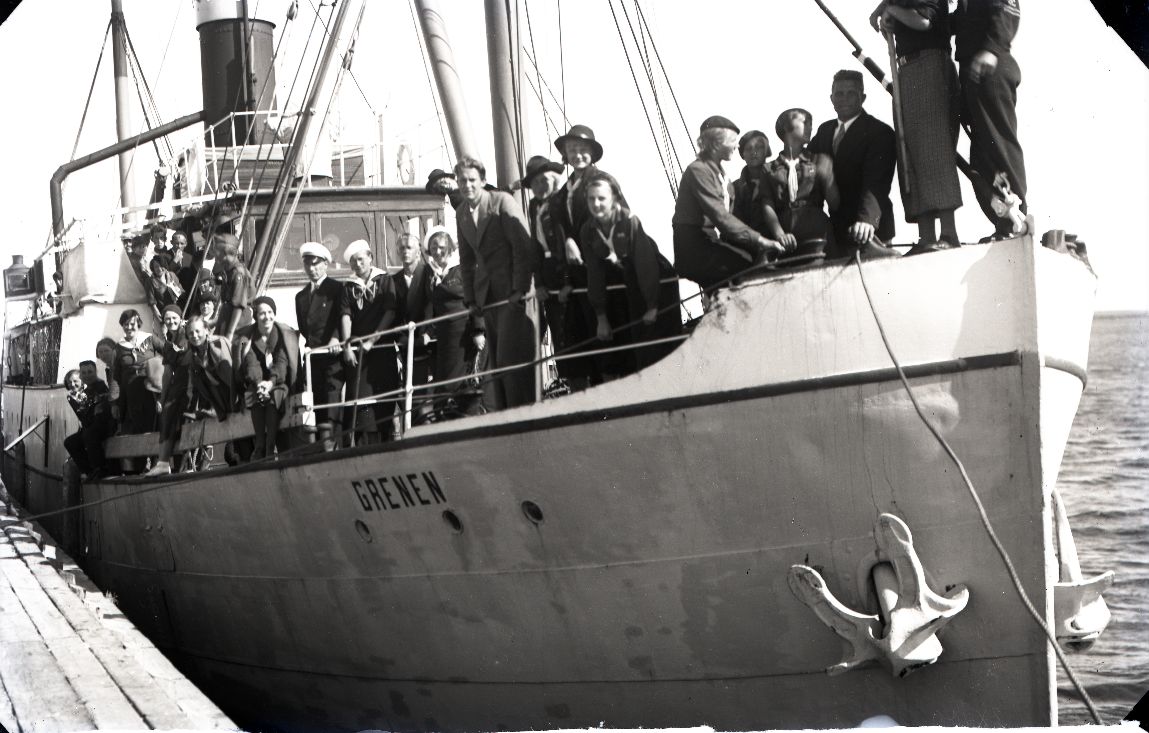 Reisilaev Grenen Roomassaare sadamas