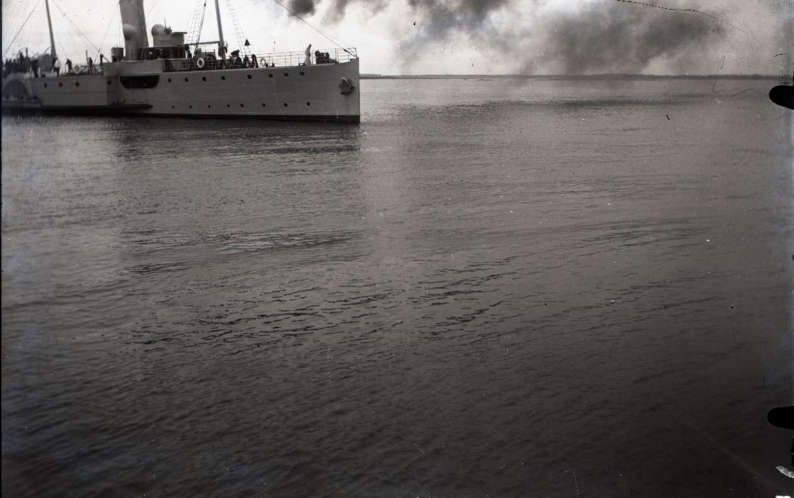 Reisilaev Ristna lahkumas Roomassaare sadamast