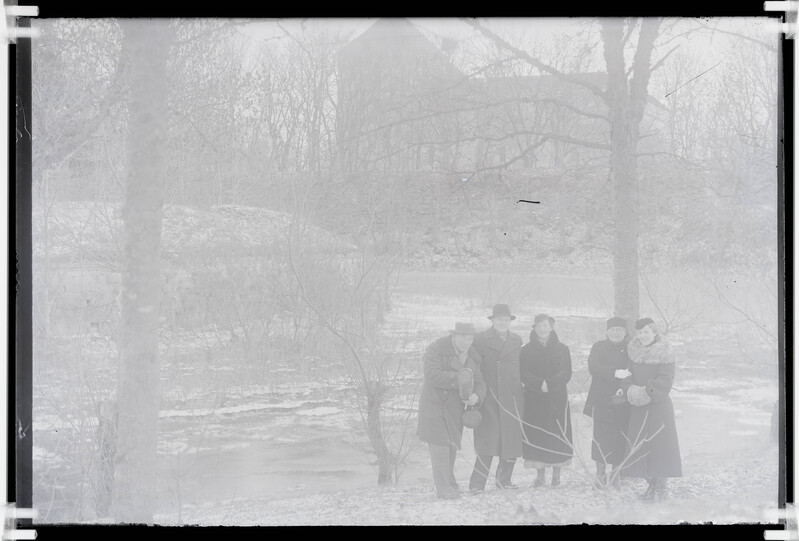 Grupp inimesi Kuressaare Lossipargis vallikraavi ääres