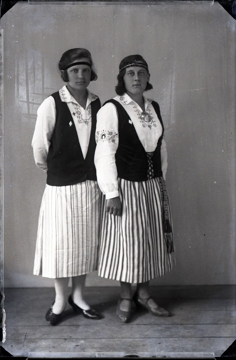 Stiliseeritud rahvariietes naised