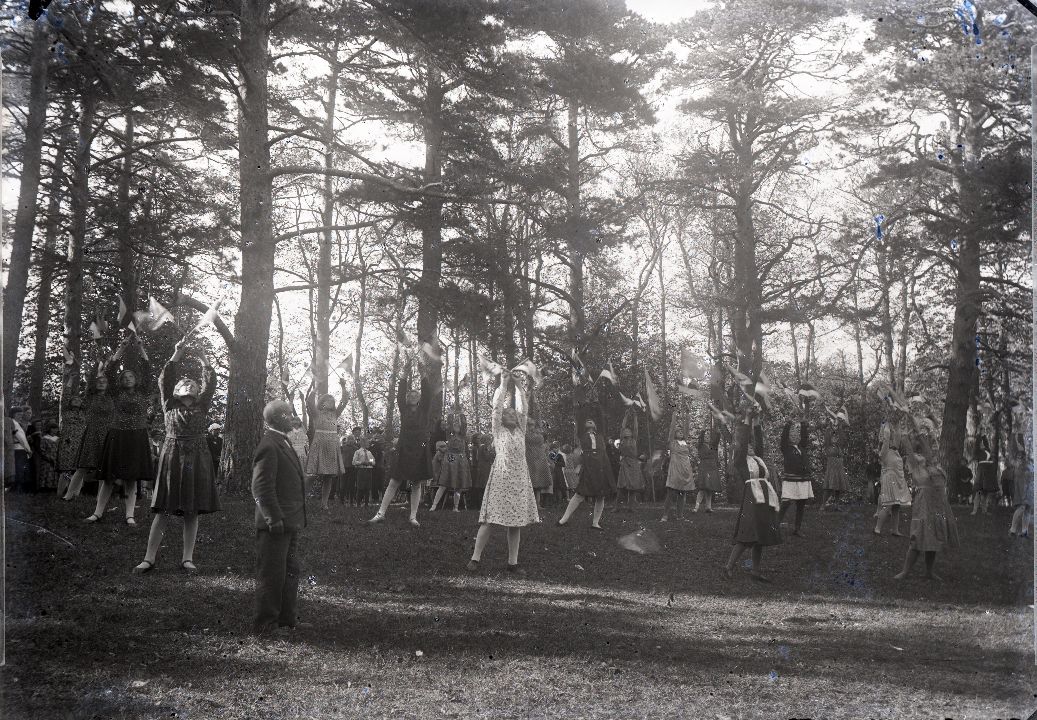 Õpilased esinemas võimlemisharjutustega