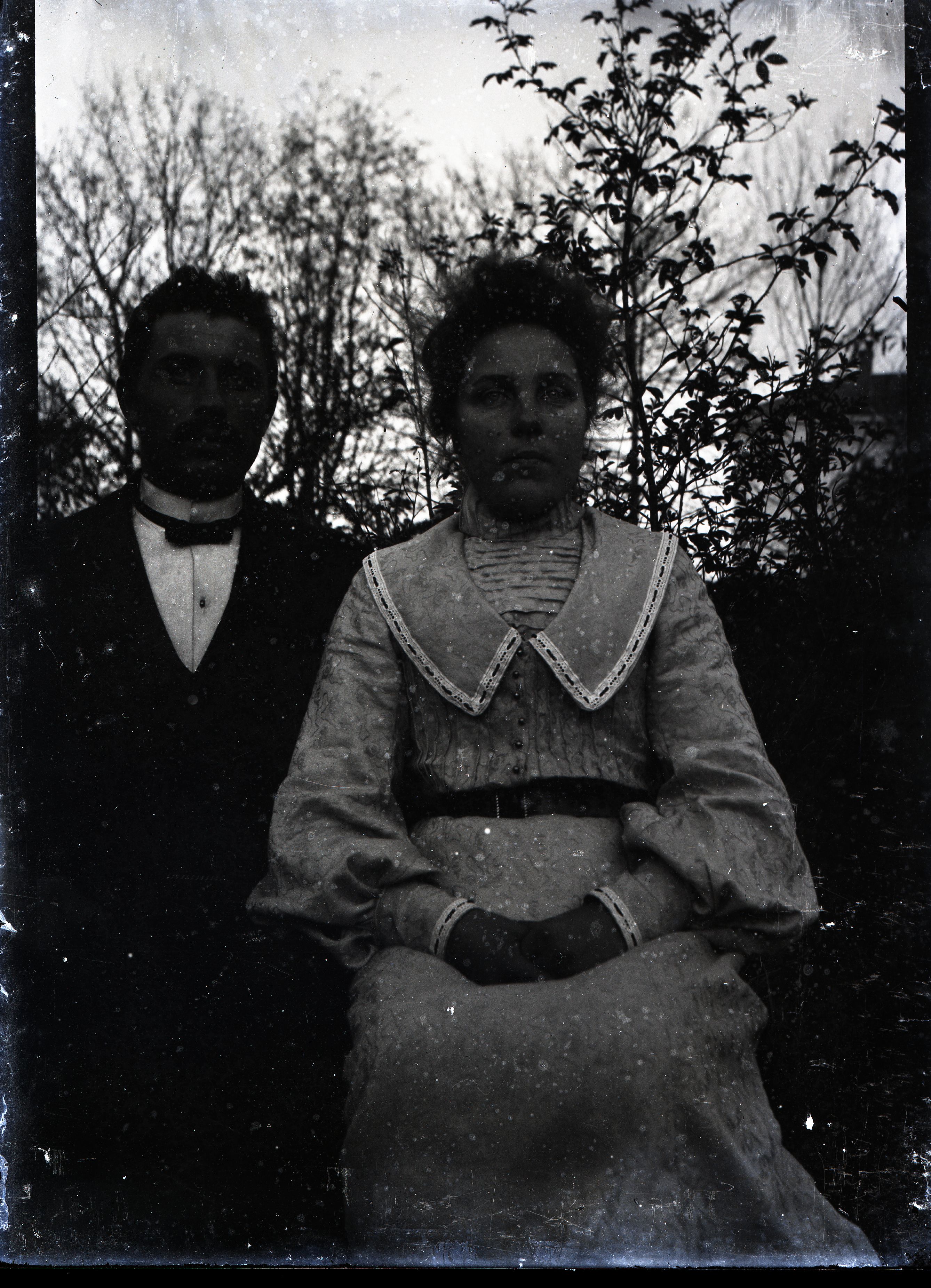 Saaremaa, abielupaar aias istumas