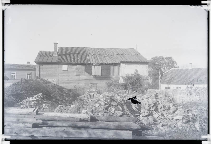 I telegraafijaam Kuressaares asus Tolli ja Suur-Sadama tänava  nurgal  rätsepmeister Rosenfeldt'i majas II korrusel.