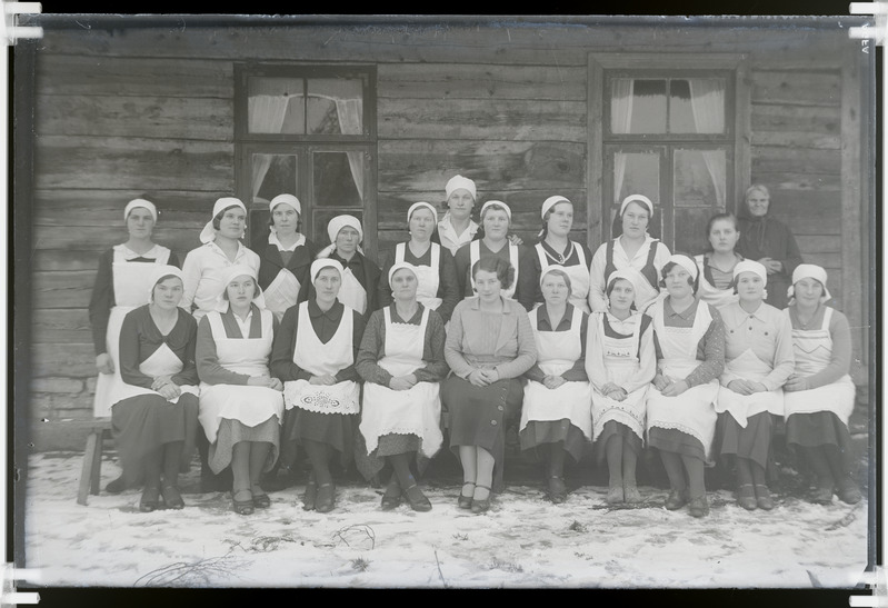 Sassi Maanoorte Ringi keedukursustest osavõtjad. 1935