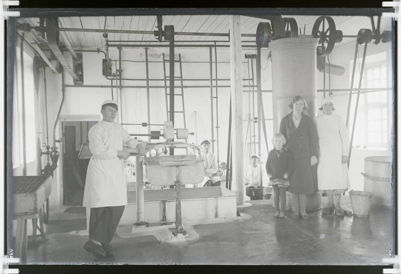 Valjala Piimaühingu meierei . Vasakul Otto Kaare.