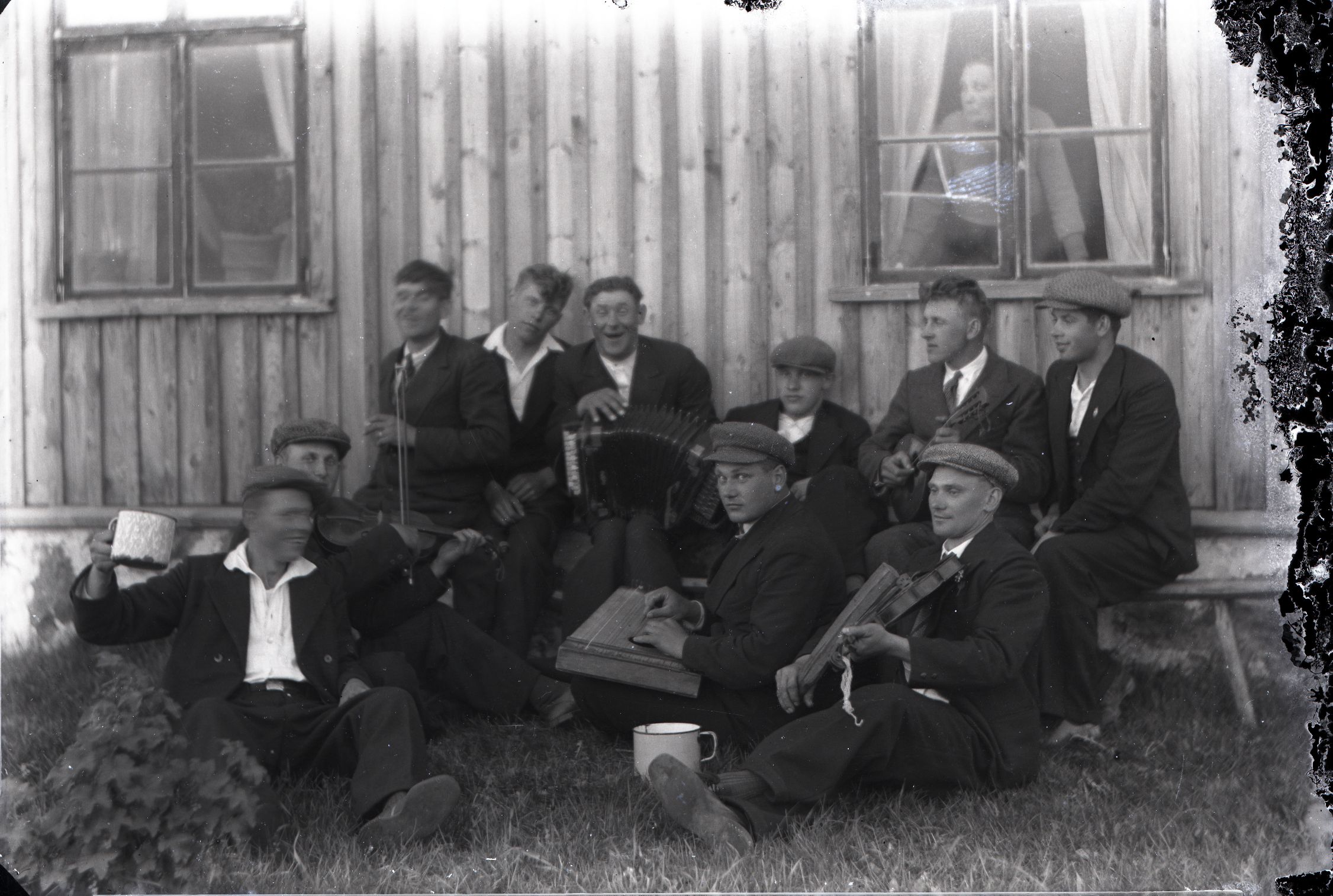 Lõbus meesteseltskond õues elumaja ees