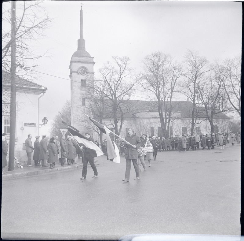 1949. aasta massiküüditamise tähistamine Kuressaares: rongkäik alustab liikumist Laurentiuse kiriku juures
