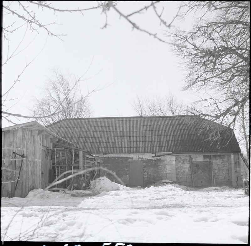 Kaarma vana koolimaja juurde kuuluv ait.
