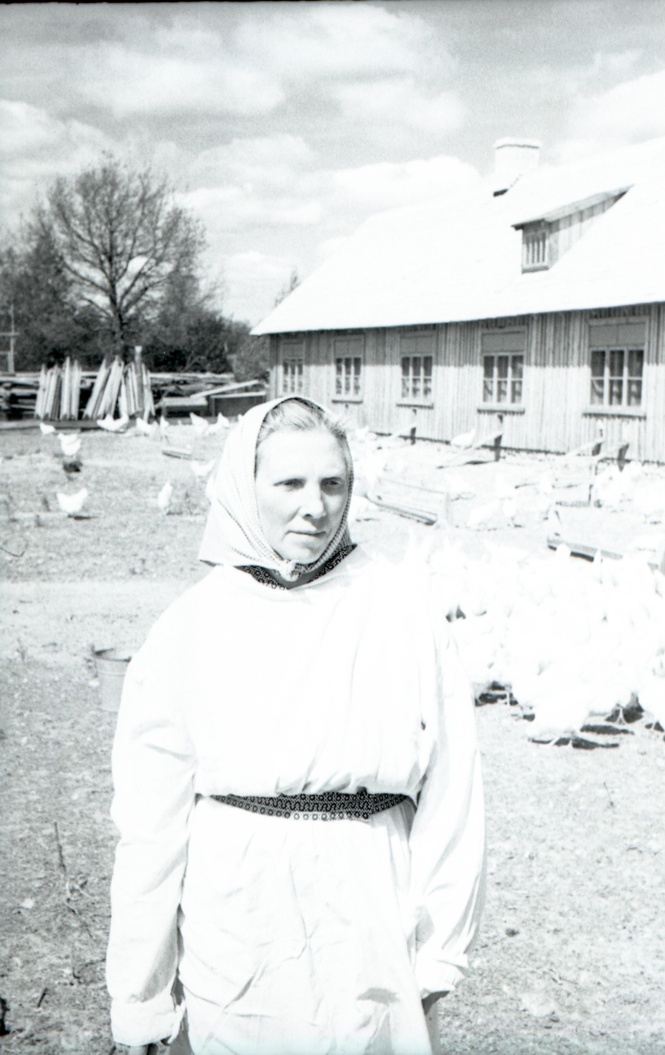 Ida Rettau Valjala kolhoosi kanala õues