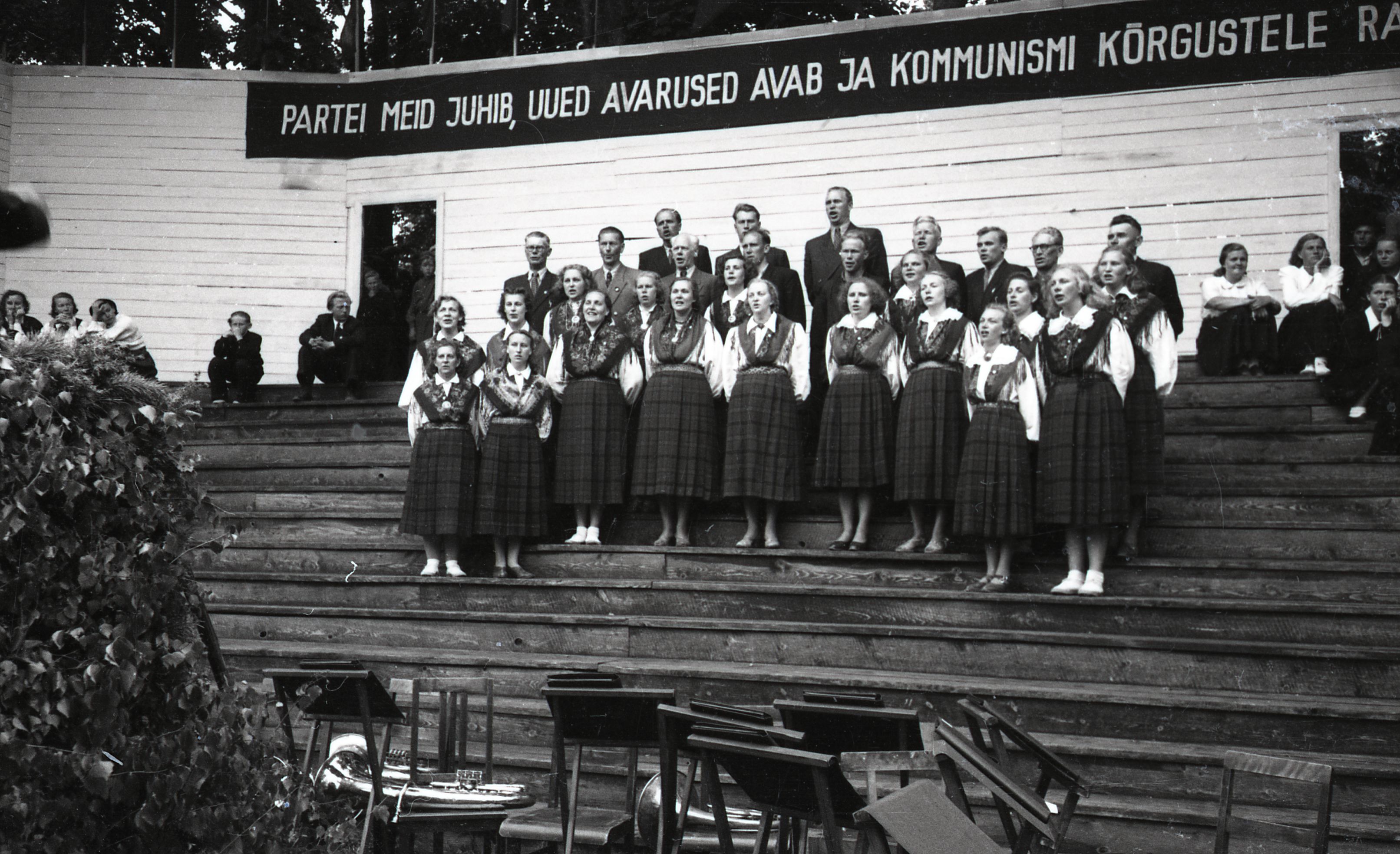 Kingissepa rajooni laulupidu 1955.aastal: esineb Märjamaa kultuurimaja segakoor
