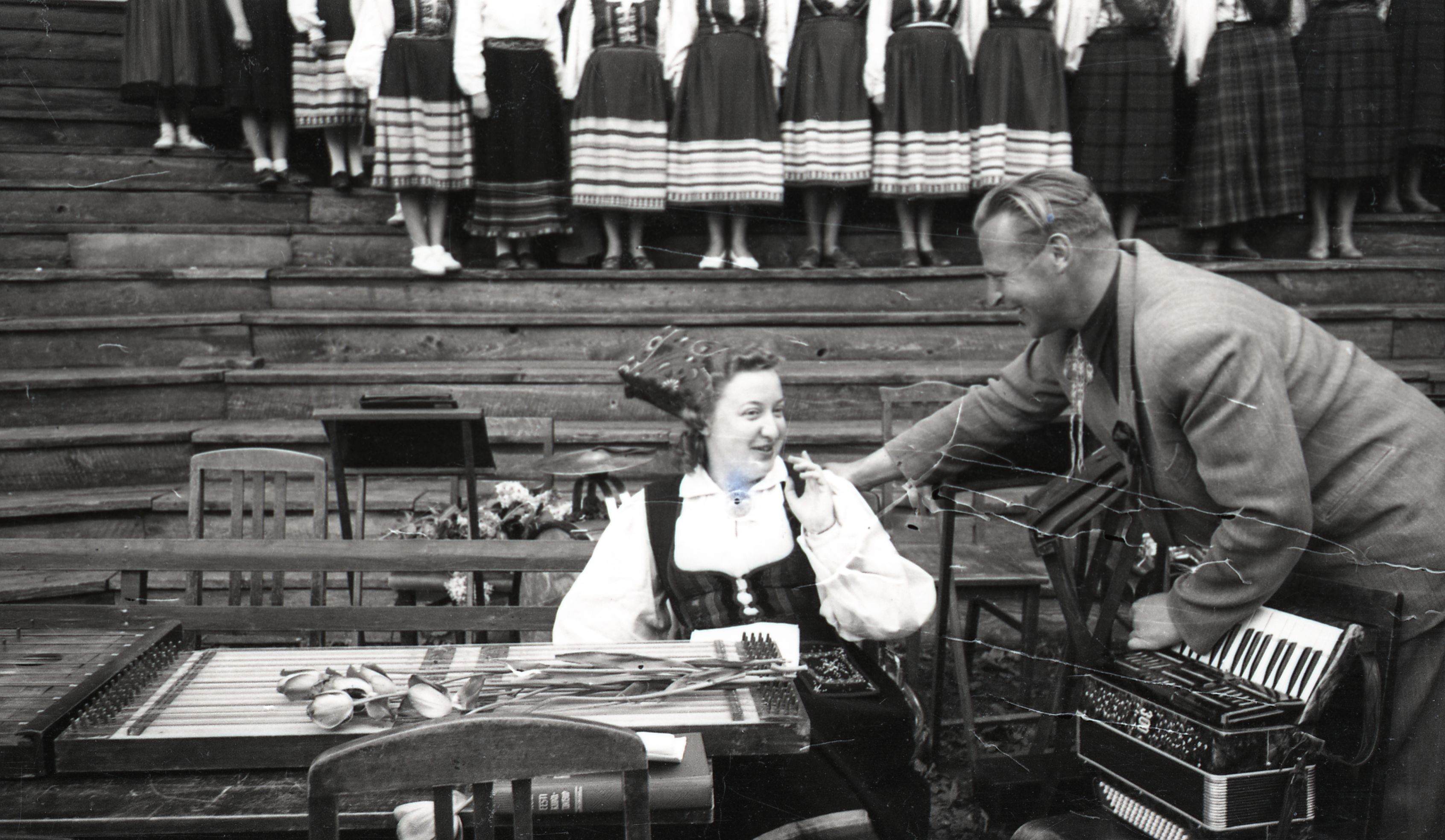 Kingissepa rajooni laulupidu 1955.aastal: ühendkooride juht Lembit Verlin vestleb teadustaja Tamara Rekiga