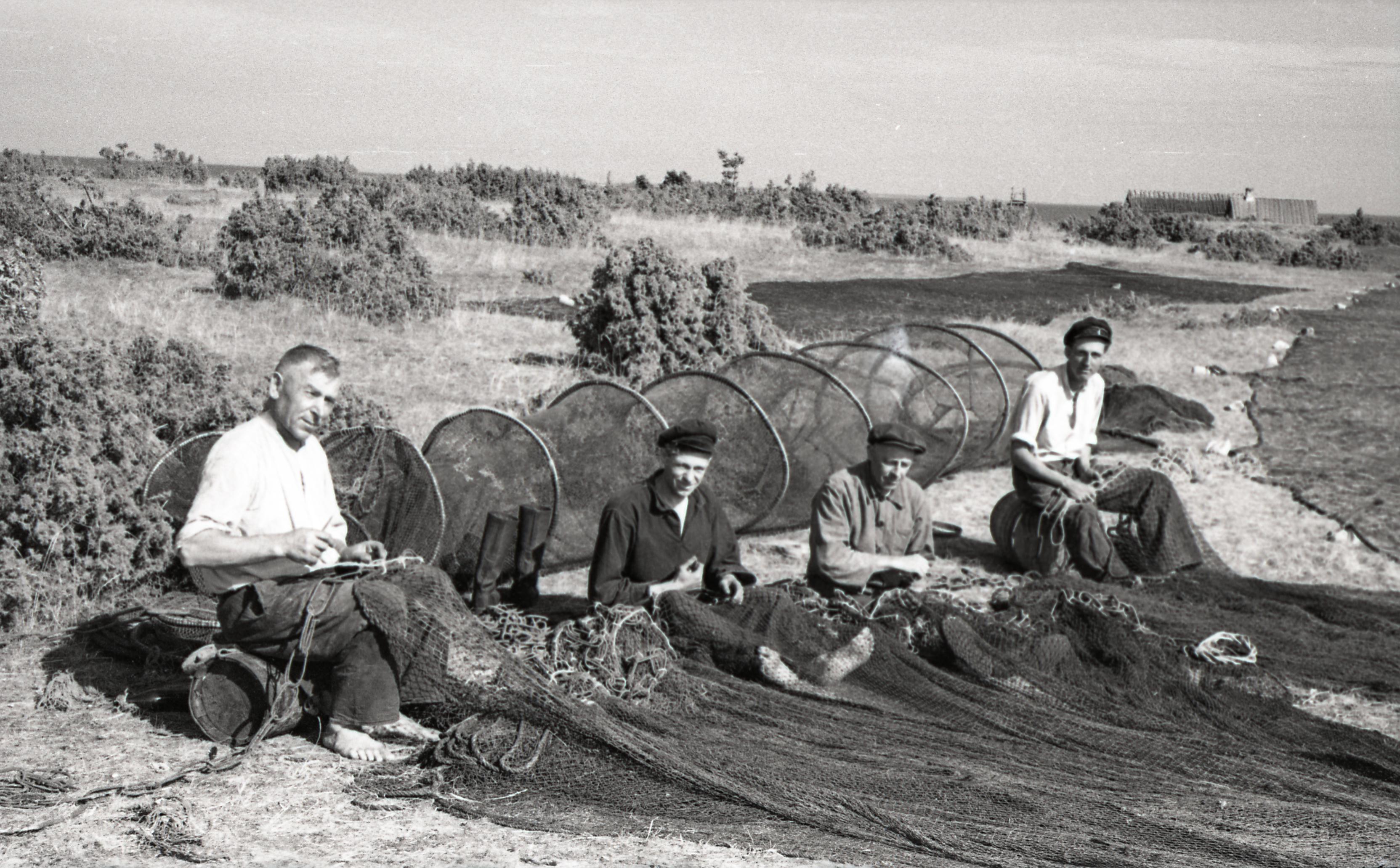 Salme kalurikolhoos: mehed istuvad rannas ja parandavad võrke