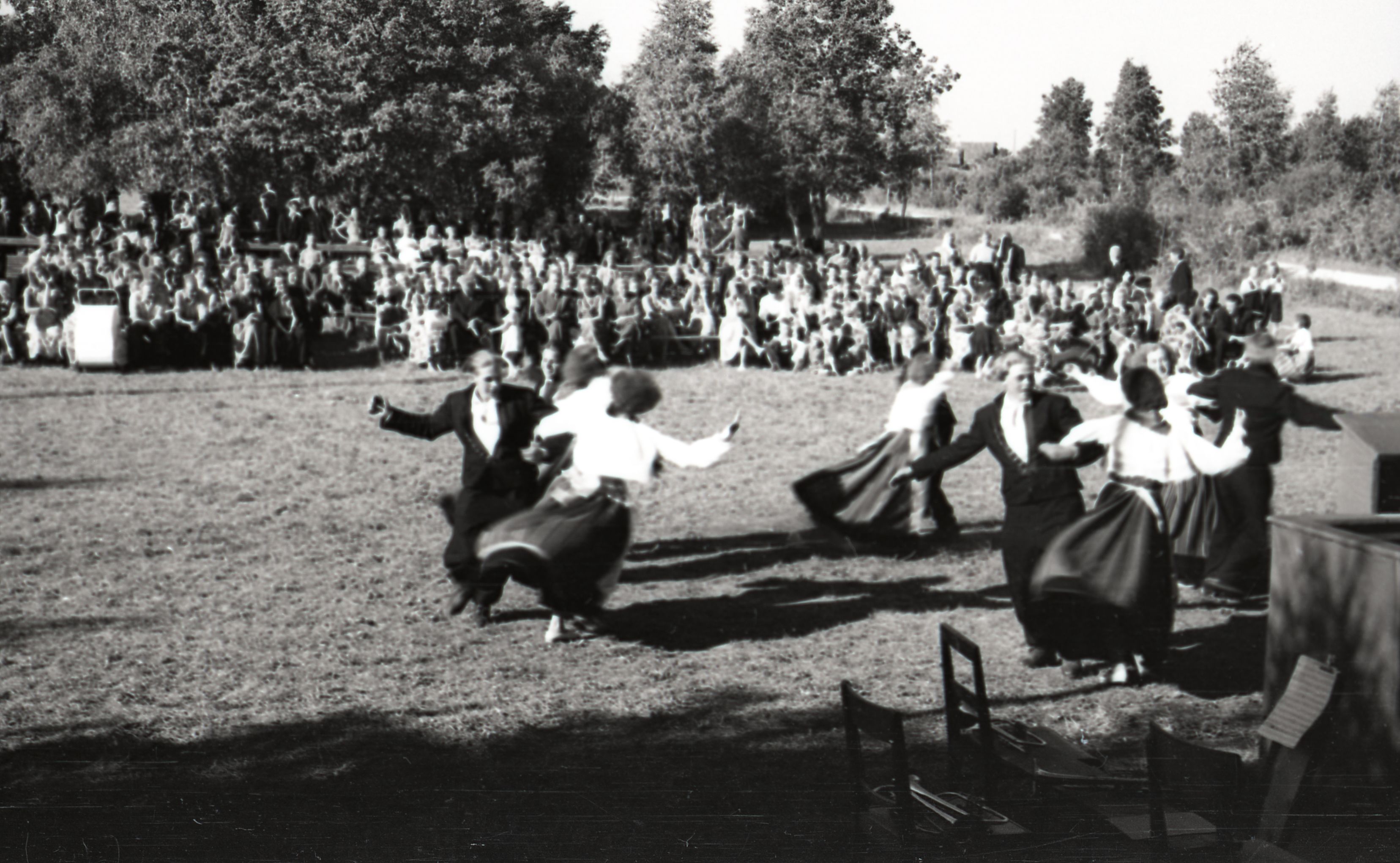 Orissaare rajooni laulupidu 1955. aastal: rahvatantsijad esinemas