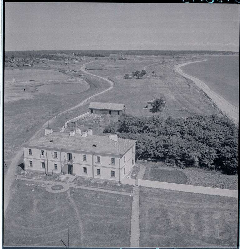 Vaade Sääre tuletornist Sõrve poole. Esiplaanil meeskonnahoone. 1936.a.