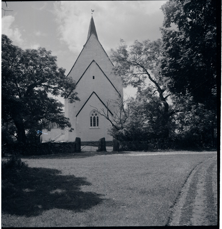 Muhu kirik. Vaade idast.