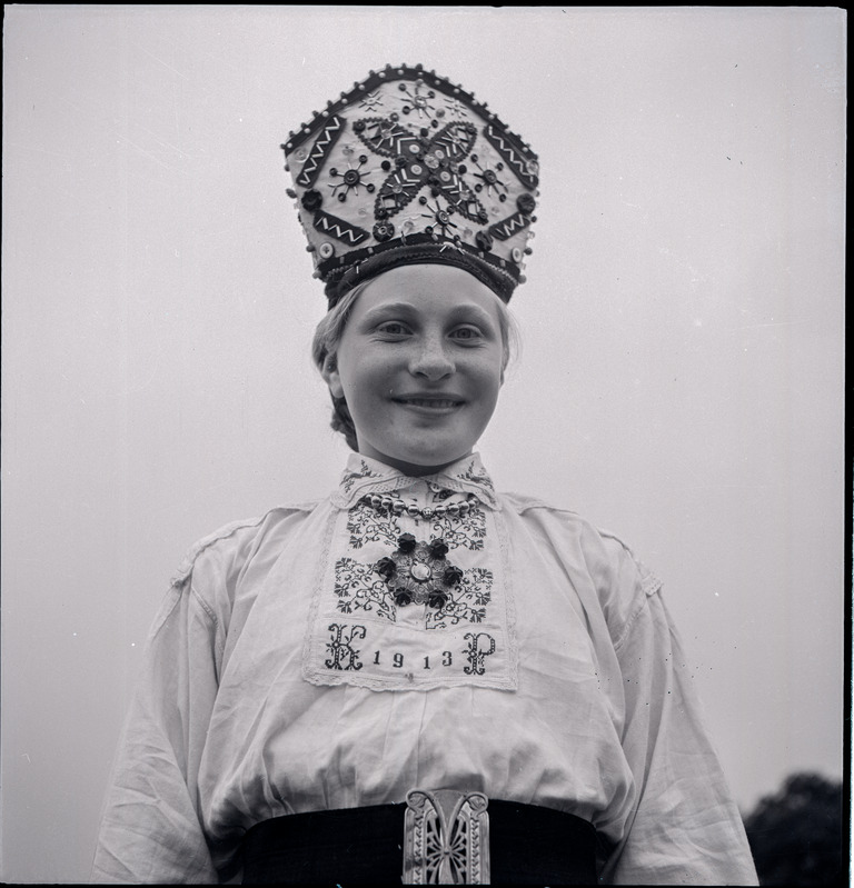 Rahvariides Muhu neiu Armilda Äkke