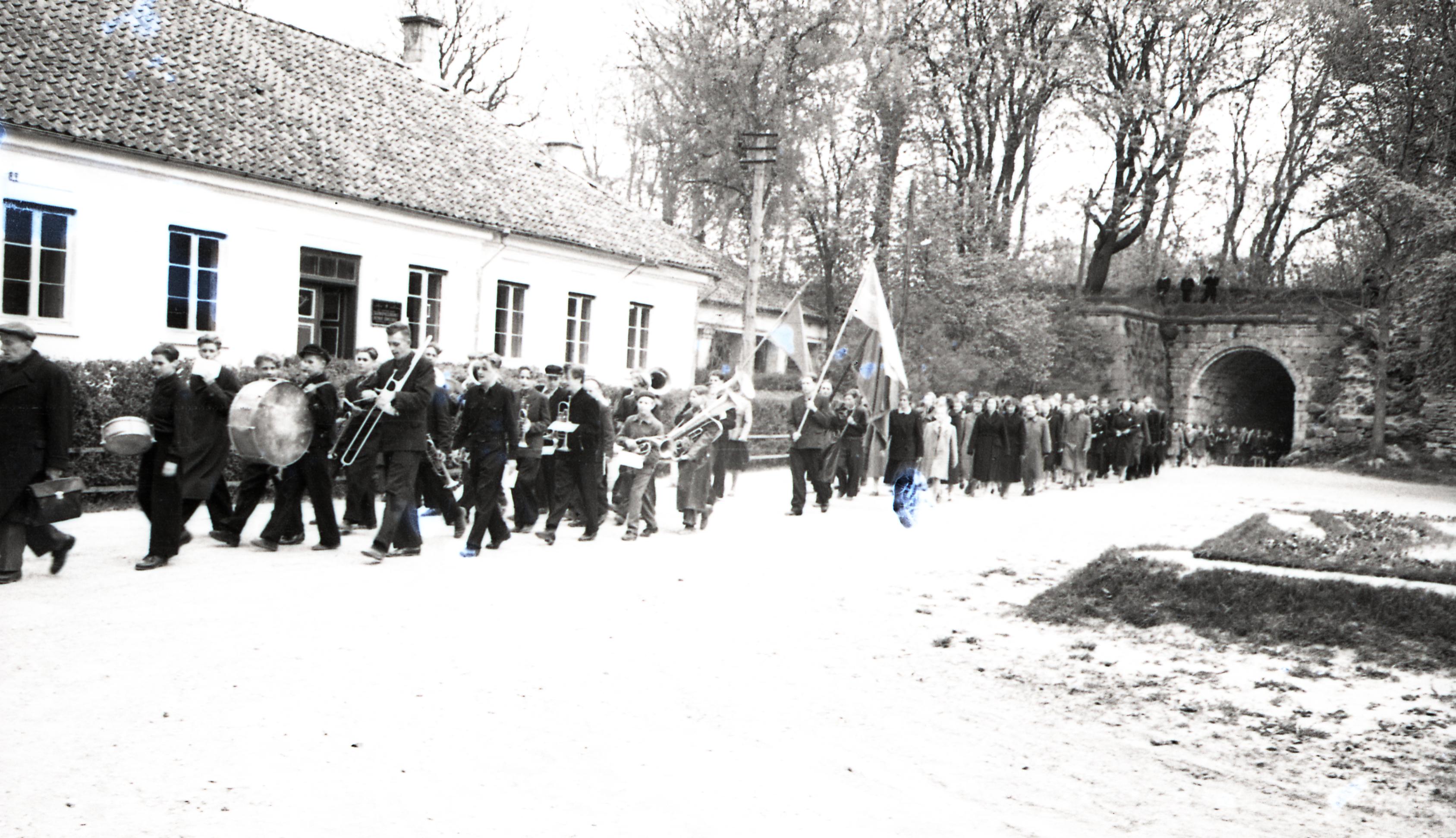 Õpilaspäeva rongkäik  Lossihoovis 1957. aasta maikuus