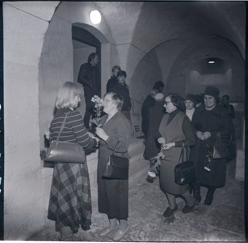 Külliki Järvila isikunäitus Kuressaare linnuses: Saare Kaluri kunstnikud autorit õnnitlemas.