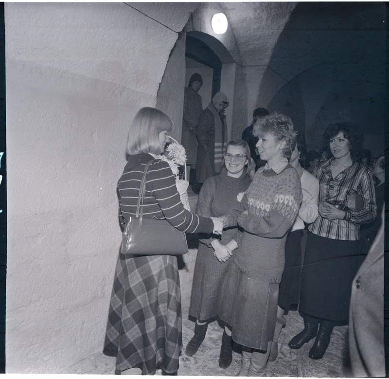 Külliki Järvila isikunäitus Kuressaare linnuses: Kunstiklubi liikmed autorit õnnitlemas.