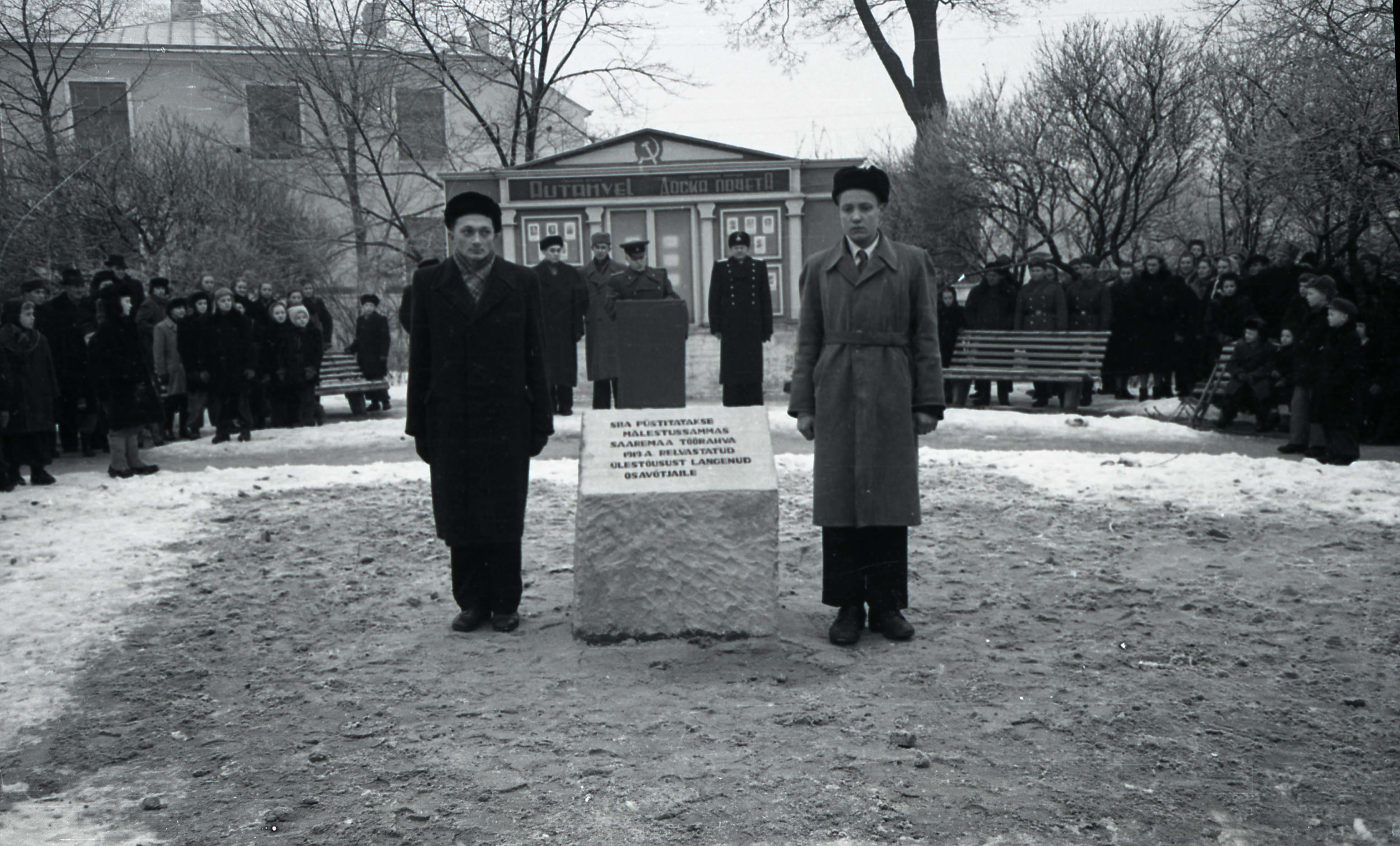 Saaremaa 1919. a. mässu mälestussambale nurgakivi panek endisel Vabadussõja mälestussamba platsil: vasakul auvalves Volbert Tamm